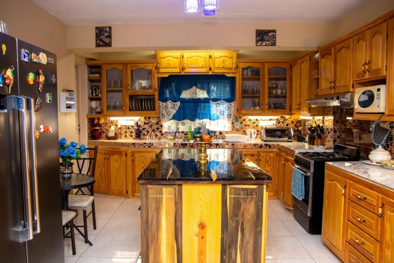 Pri Guest House Arnos Vale Экстерьер фото